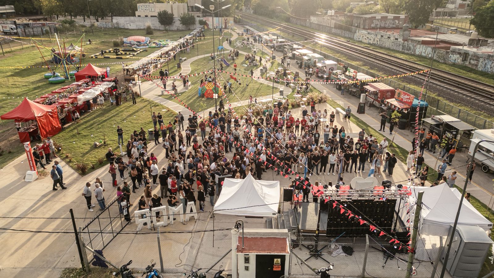 Lucas Ghi inauguró la nueva plaza Viejo Urbano en el centro de Morón