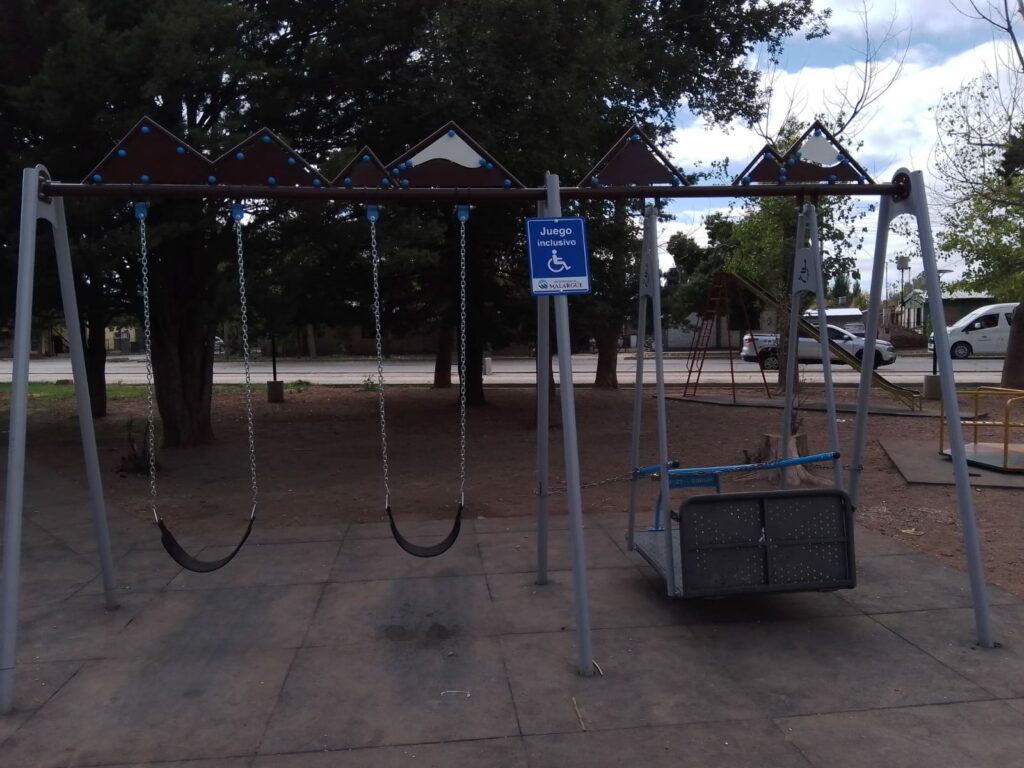 La Plaza Independencia cuenta con señalización para juegos inclusivos en compromiso con la accesibilidad
