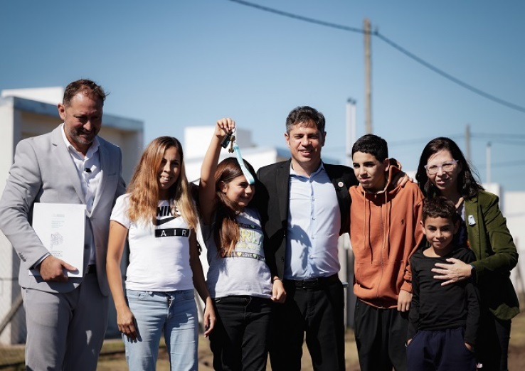 Kicillof entregó 38 viviendas a familias de Lincoln