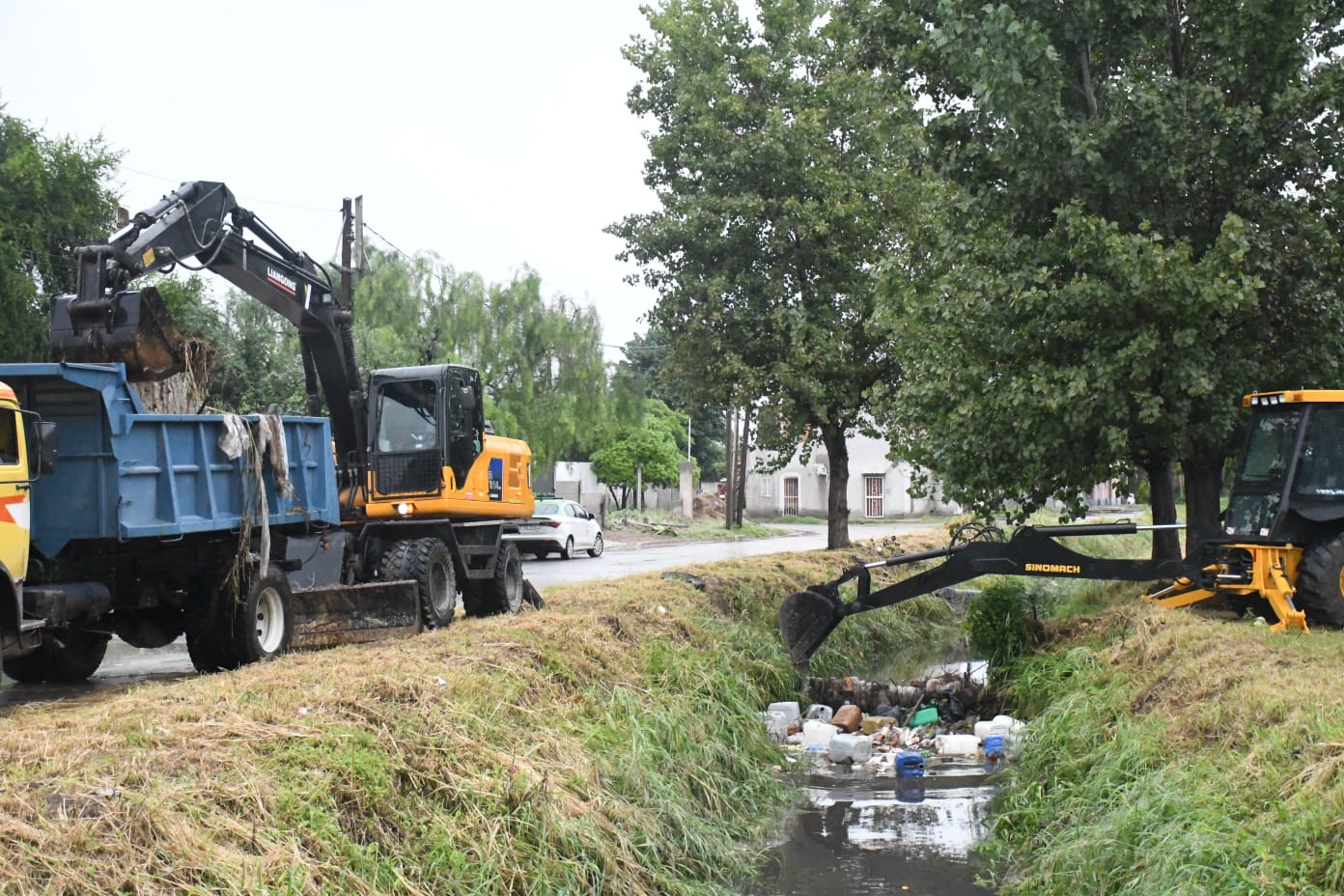 La Municipalidad retiró residuos arrojados en los canales pluviales de las Av. Aguirre y Del Trabajo