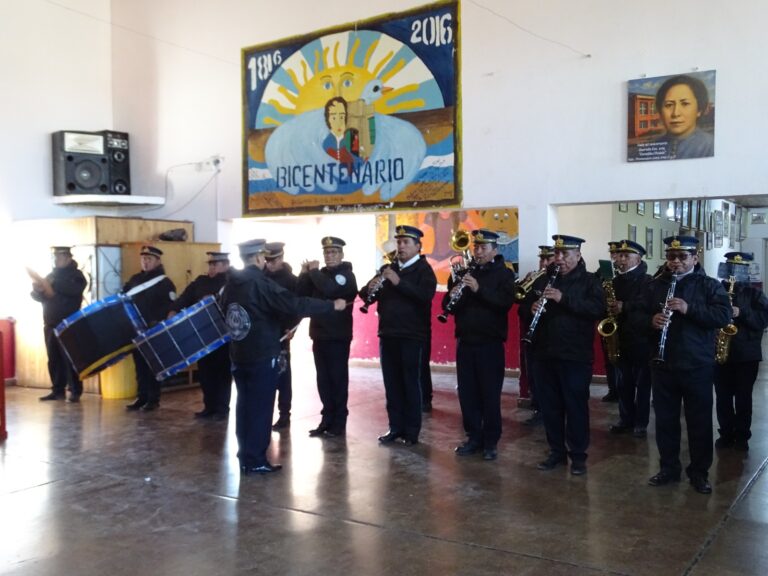 Patriotismo y emoción en la escuela n° 404 la banda municipal engalanó la Semana de Mayo