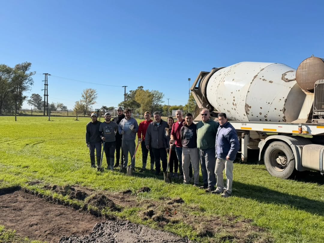 Avanza la obra de vestuarios y baños en la cancha del Polideportivo Municipal de Bellocq