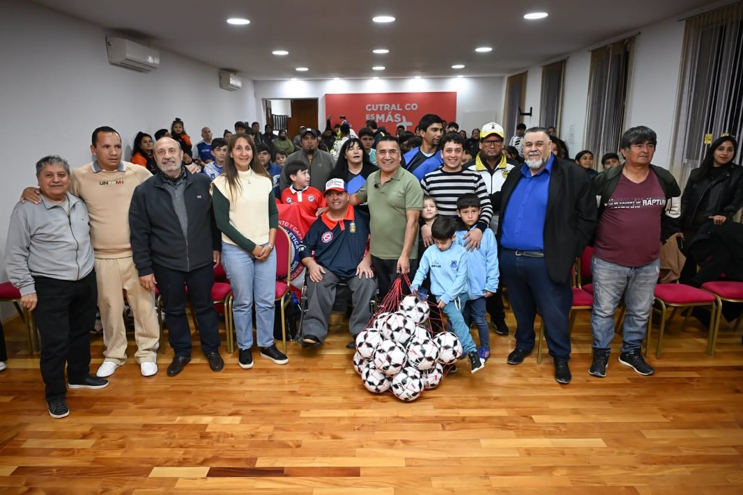 Entrega de elementos deportivos a clubes comunitarios
