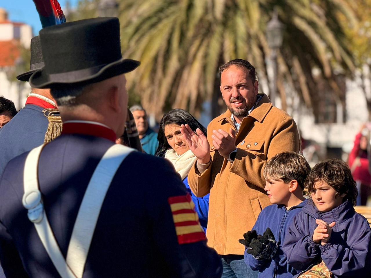 Vecinos, estudiantes y el intendente di Nápoli cantaron el Himno en la plaza San Martín