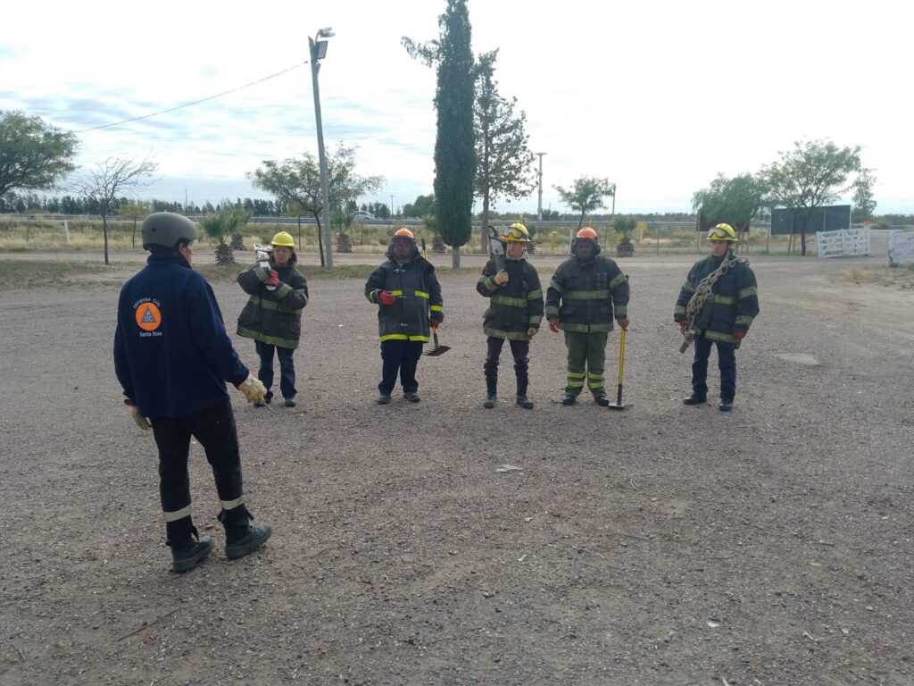 Defensa Civil capacitó a Bomberos Voluntarios en manejo forestal y seguridad operativa