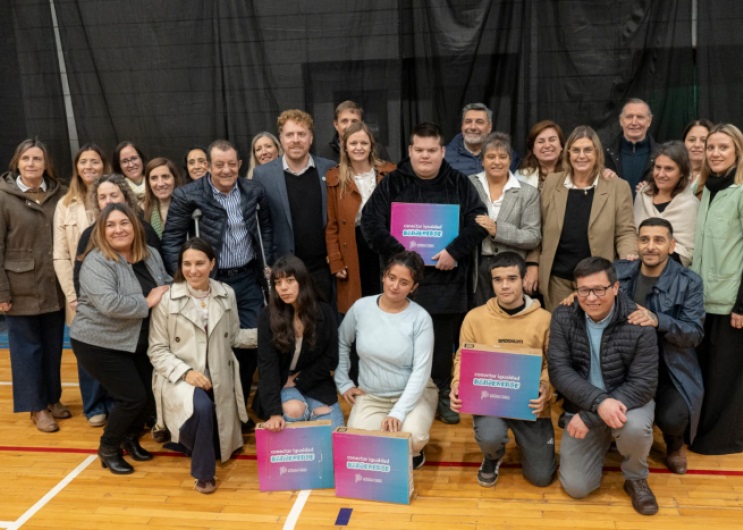 La Provincia entregó computadoras a estudiantes de Benito Juárez y Laprida