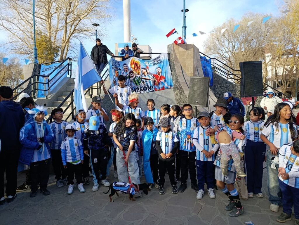Niños y familias disfrutaron del festival de intercambio de figuritas