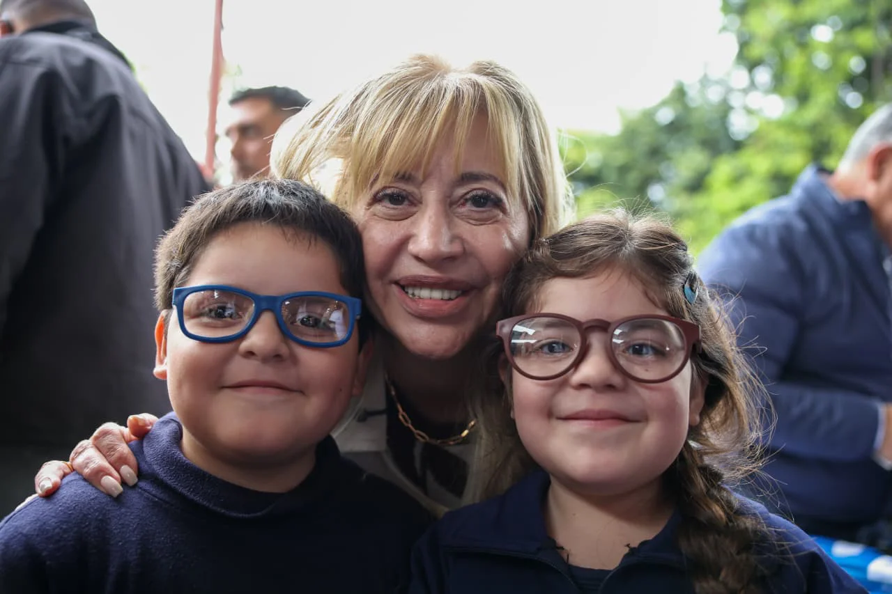 Más de 280 vecinos recibieron Ecolentes en una nueva entrega encabezada por la intendente Chahla en el barrio Kennedy