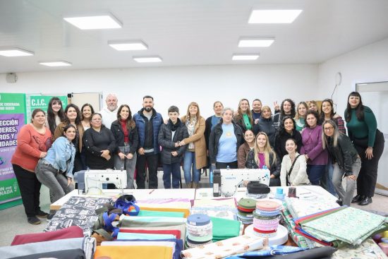 Entrega de materiales a Entrelazadas