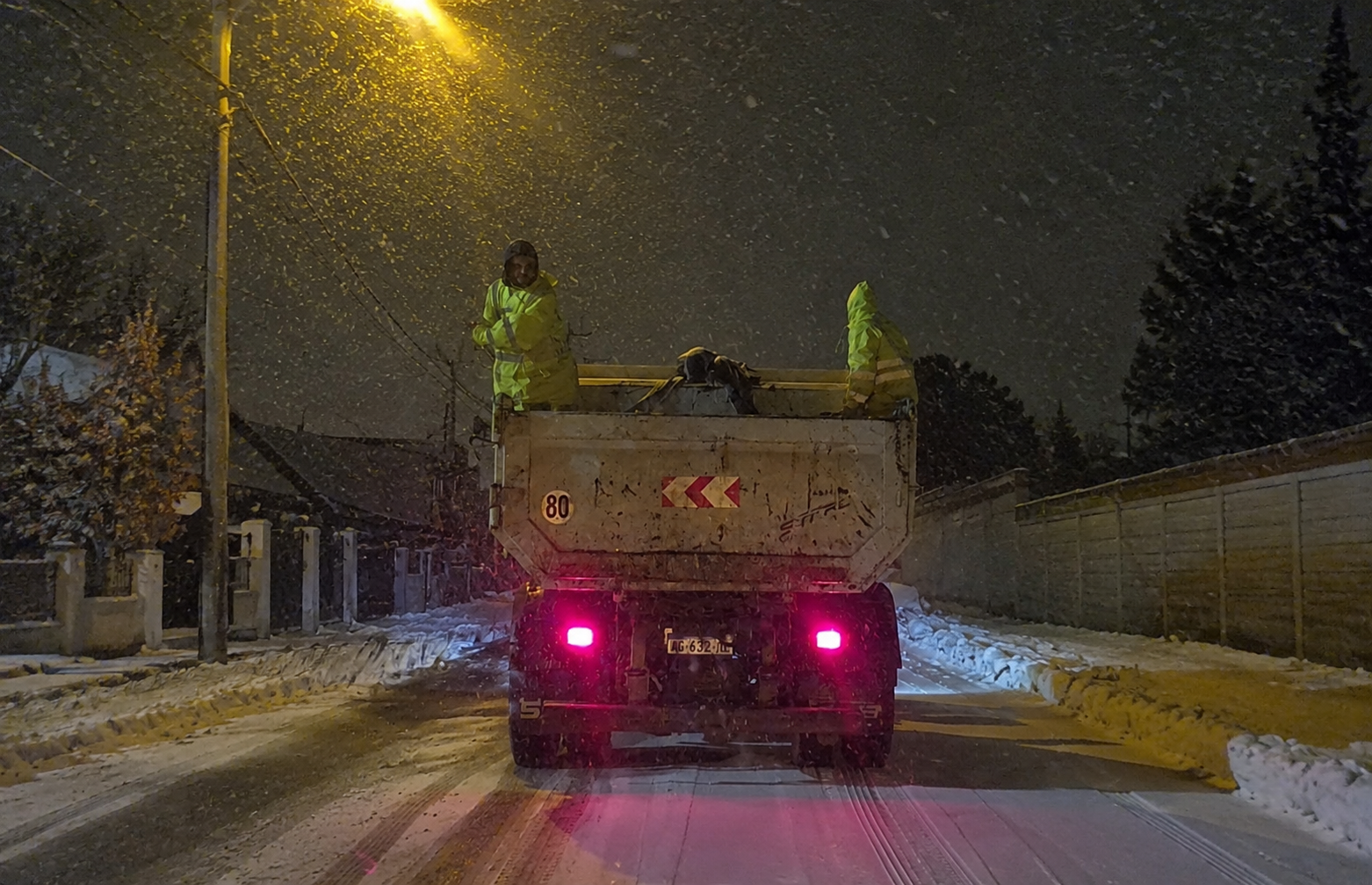 Nieva en Bariloche: cuadrillas municipales trabajan en distintos puntos de la ciudad