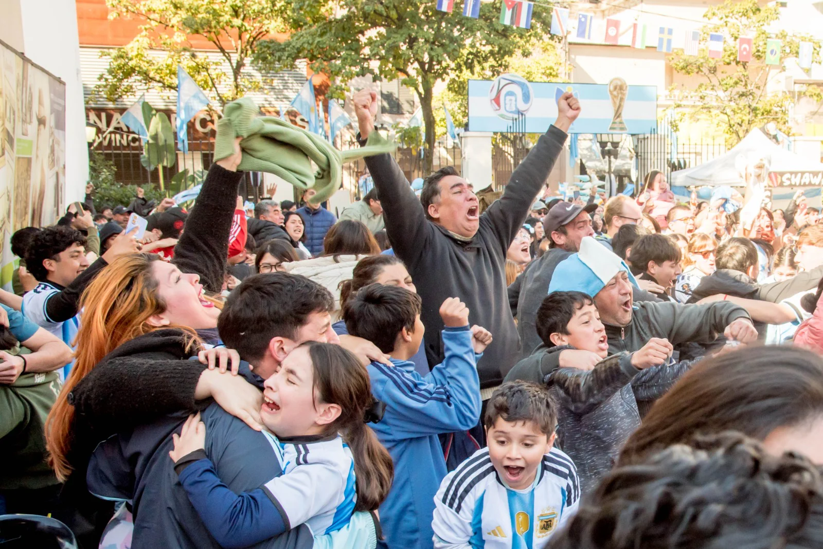 Más de mil personas festejaron con la remontada histórica de Argentina en el Punto Mundialista de la Plaza Temática