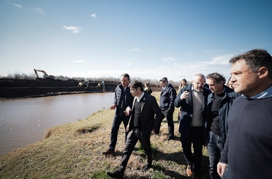 Kicillof recorrió los avances de la obra de adecuación del cauce del Río Areco