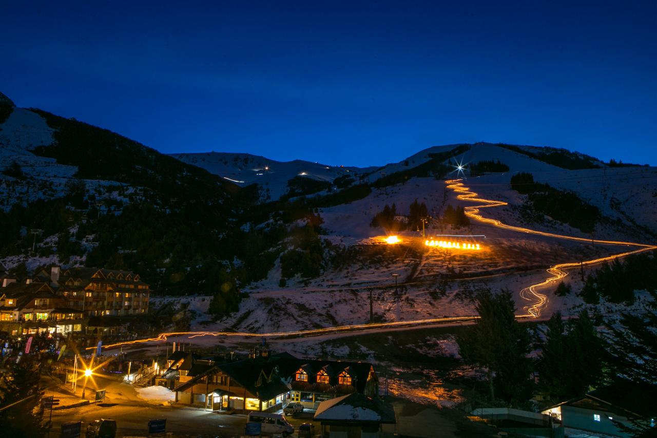 Cerro Catedral se enciende con la Bajada de Antorchas: así comienza la 55ª Fiesta Nacional de la Nieve