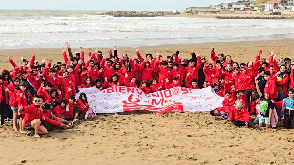Sexto al Mar: casi un centenar de estudiantes de Morón iniciaron el viaje de estudios