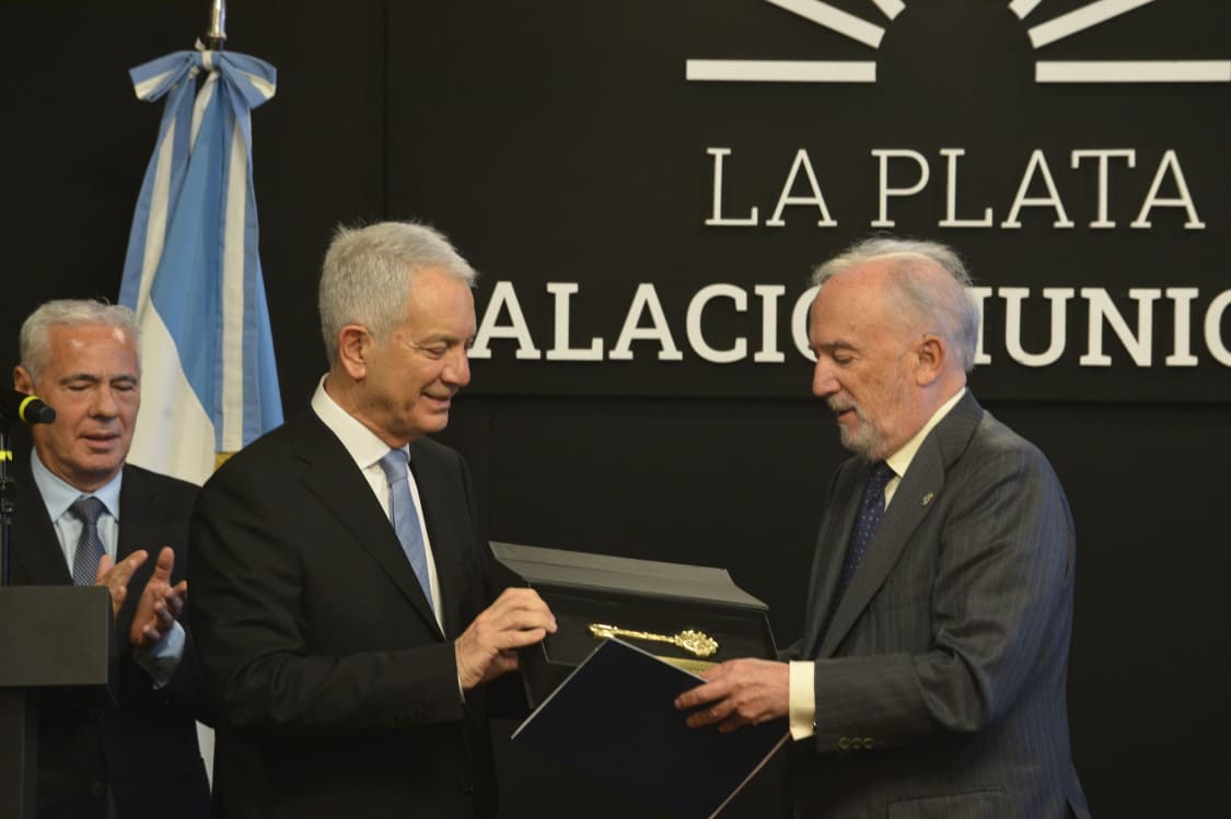 Alak distinguió al director de la Real Academia Española