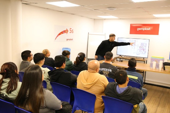 Pérez fortalece el vínculo con las empresas y amplía las oportunidades de capacitación y empleo